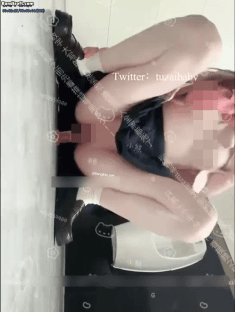 推特 Tu酱 极品福利姬 在男厕里露出紫薇 高速抽插潮吹 图 02