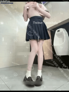 推特 Tu酱 极品福利姬 在男厕里露出紫薇 高速抽插潮吹 图 04