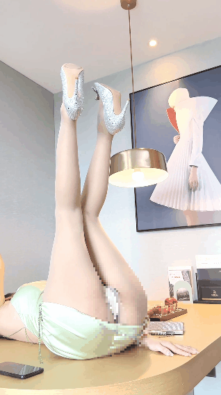 ✨秀人网 王馨瑶✨肉丝无内 阴毛显现 两套服装双倍快乐 图 02