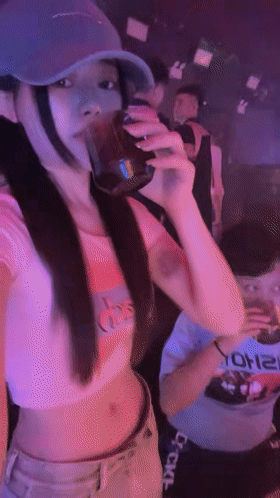 ❤♡ 03年安琪拉 酒吧嗨喝醉厕所全裸狂吐~酒店开房自慰 图 01