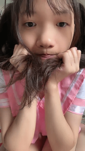 ⚫️小萝莉 胸小小的 真的好嫩啊!裸舞~道具狂插~流白浆 图 01