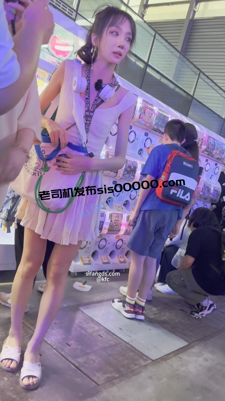 KFC 女主播直播和大哥互动·一直在笑没发现裙下被CD漏毛 图 02
