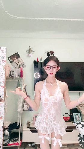 舞蹈系校花学妹~ 小涵宝宝 抖音热i门裸舞大劈叉相当炸裂 图 01