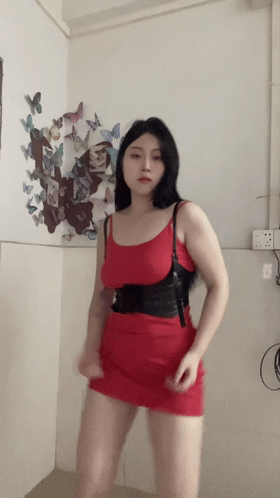 推特动感舞姬 无刺榴莲 首次露脸全裸舞顶上定制 全程高能 图 01