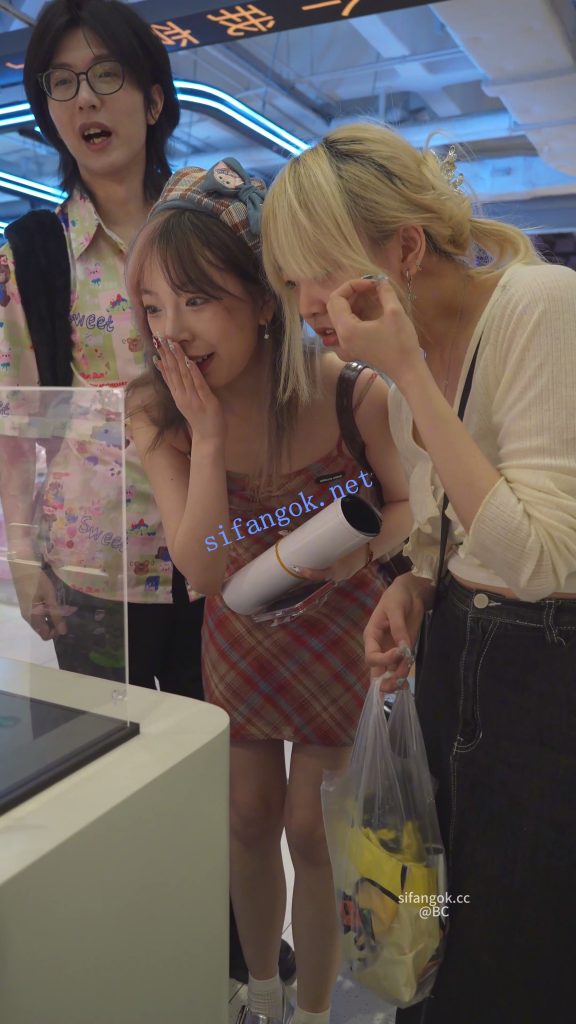 (BC-SSS-103)吊带格裙美女逛商场..蕾丝内脸底同框正面黑森林【1V】【588M】