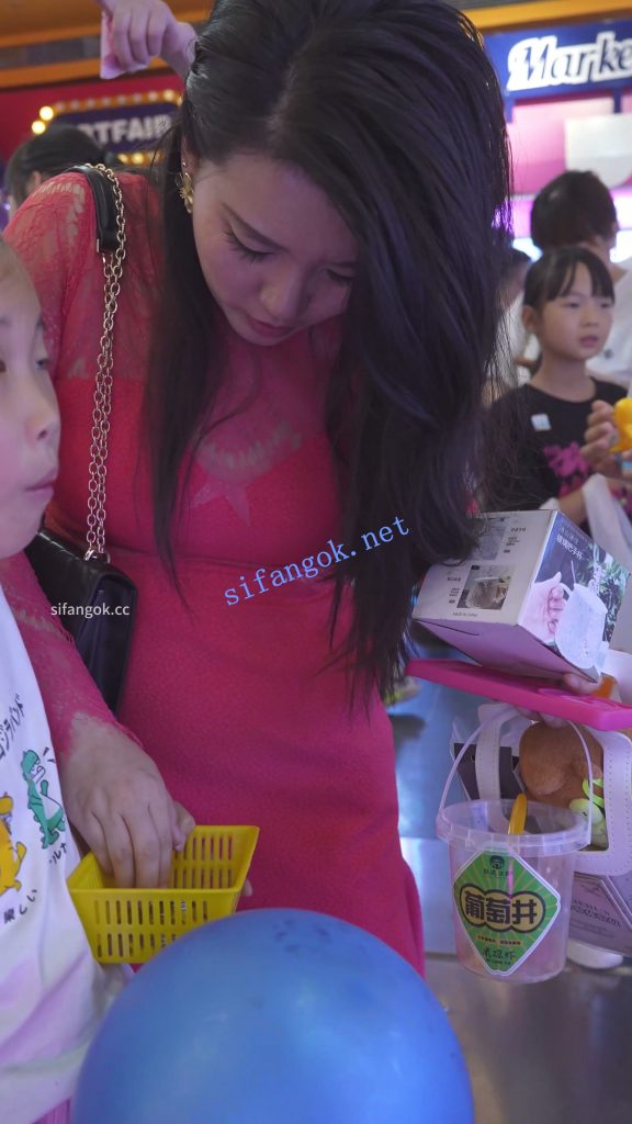 (BC-AA-644)电玩城CD红裙少妇夹娃娃..透明蕾丝内弯腰露屁股缝【1V】【426M】