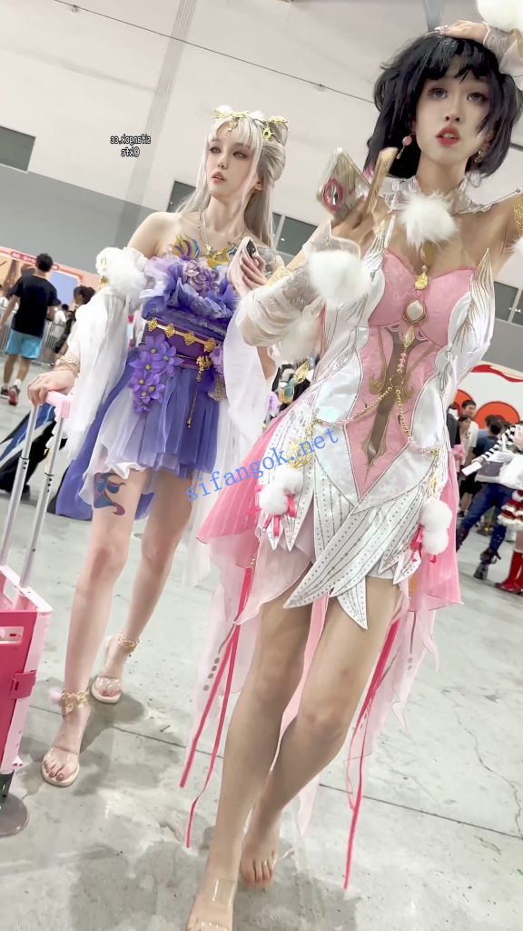 【KFC】极品美女COSER和闺蜜逛街·弯腰露出白色内内贴着拍【1V】【603M】