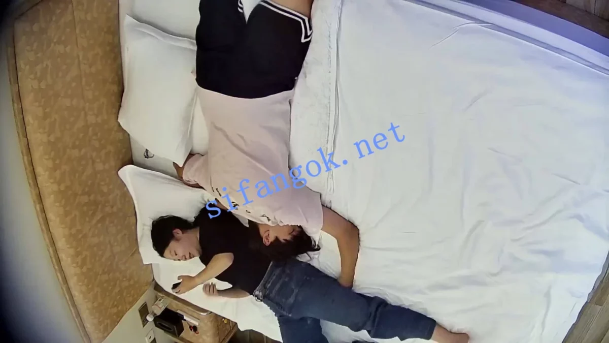 ❤️20260608❤️眼镜妹和粉T恤男友钟点房内怒操一场后离场