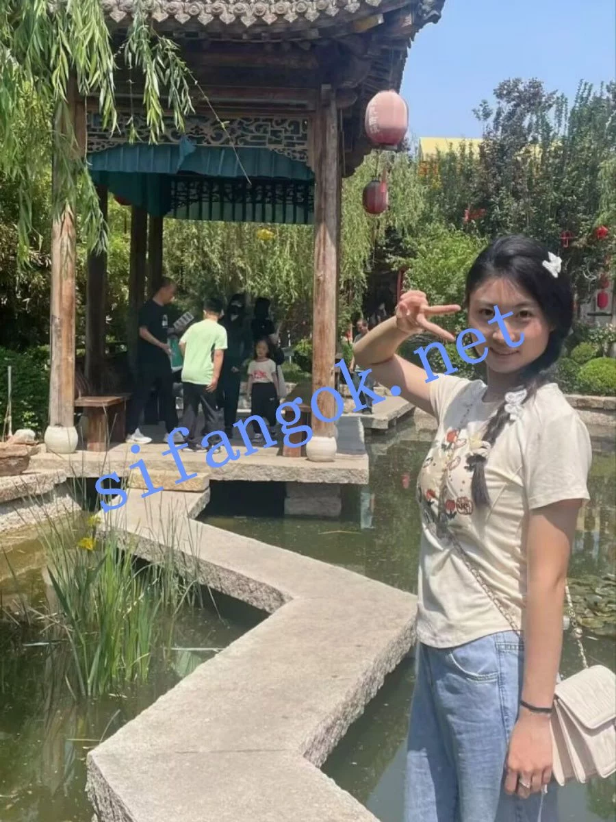 【泄密流出】清纯美少女很文静背地里是个很会吃鸡的婊子
